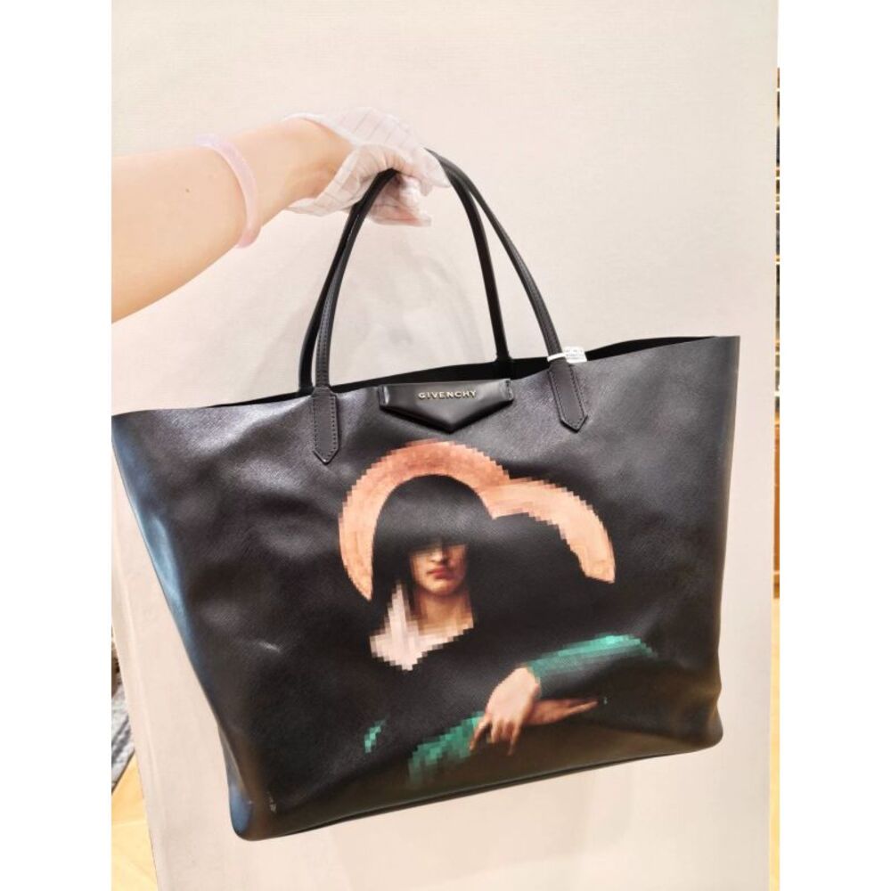 Givenchy Women Pre-Loved Bag Brand New Condition